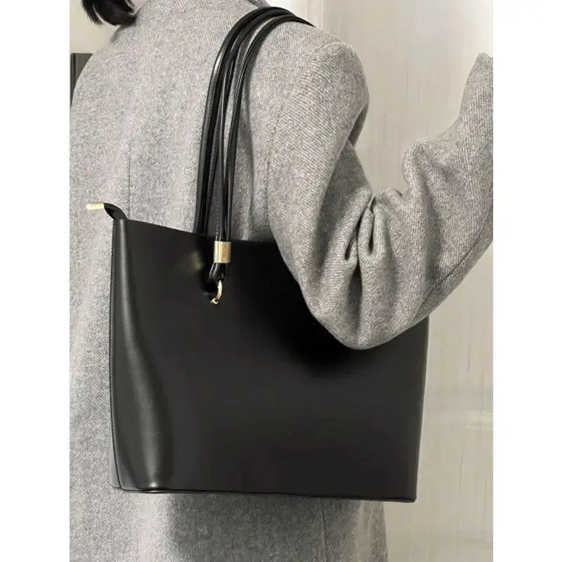 Black PU Tote Bag 2024 New Women's High Capacity Minimalist Zipper Shoulder Bag Classic Fashion Classroom Commuter Handbag Tide Streetsharks